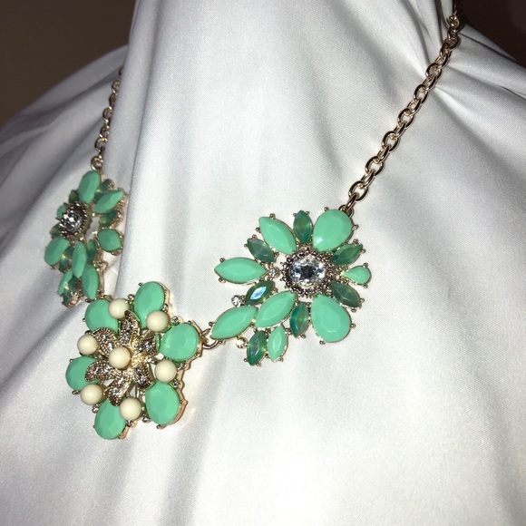 Francesca’s Collection Statement Necklace - Picture 4 of 5